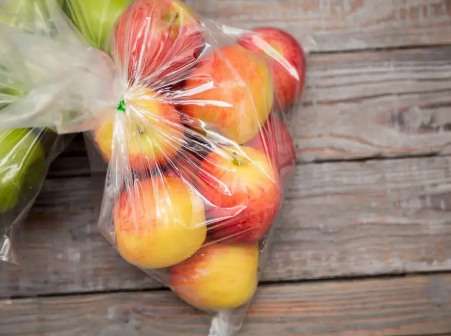 Bolsa de manzanas envasadas en plástico transparente.