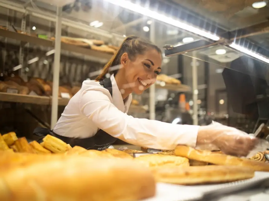 Trabajadora de panadería cumpliendo prerrequisitos en la industria alimentaria